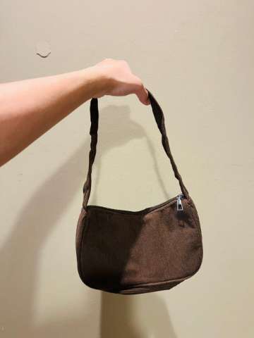 Cartera chica de corderoy marron con manija comun