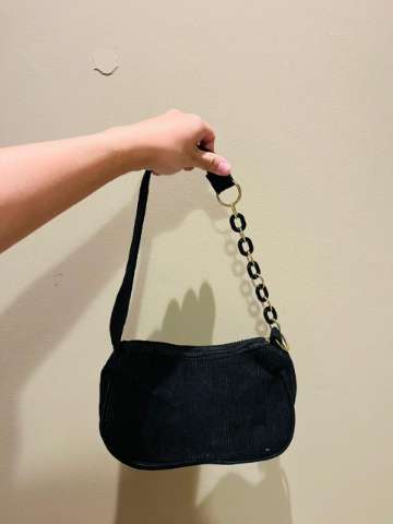 Cartera chica de corderoy negra con manija cadena