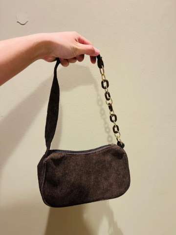 Cartera chica de corderoy marron con manija cadena