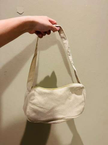 Cartera chica de corderoy blanca con manija comun