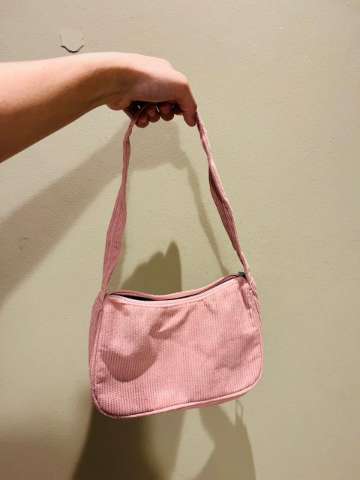 Cartera chica de corderoy rosa con manija comun