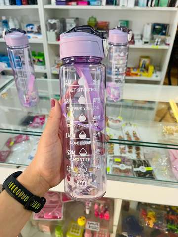 Botella lila con frases motivacionales