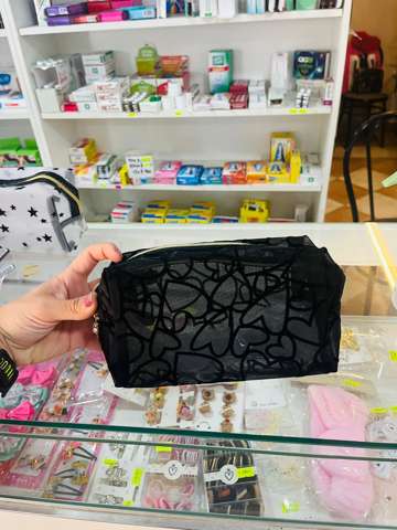 Portacosméticos negro con corazones